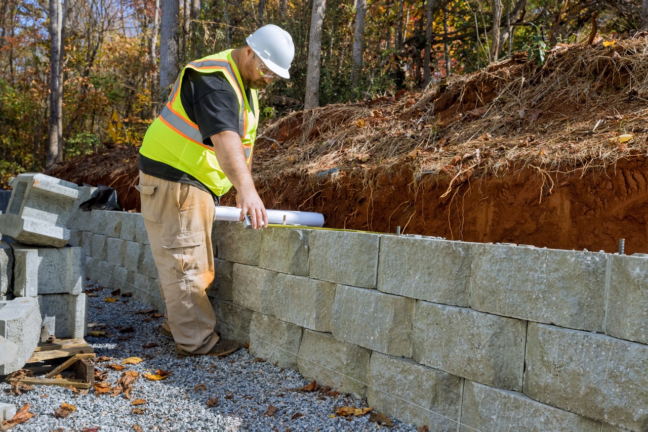 Støttemur settes opp i skråning av Finere Hage