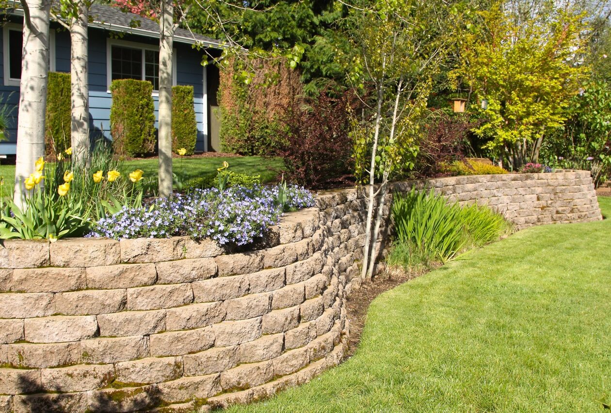 Støttemur i skråning laget av Finere Hage