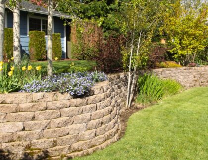 Støttemur i skråning laget av Finere Hage